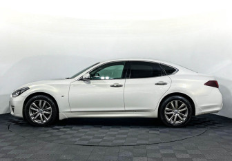 Подержанный автомобиль Infiniti Q70 2015 года (8 фото)