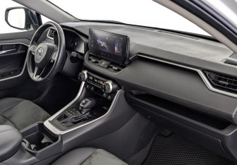 Подержанный автомобиль Toyota RAV4 2024 года (13 фото)