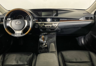 Подержанный автомобиль Lexus ES 2014 года (10 фото)