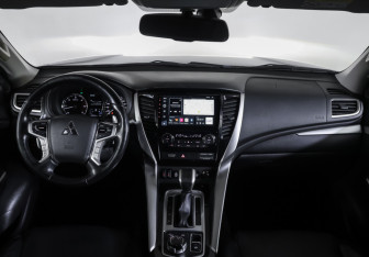Подержанный автомобиль Mitsubishi Pajero Sport 2018 года (14 фото)