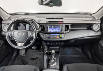 Подержанный автомобиль Toyota RAV4 2018 года (14 фото)
