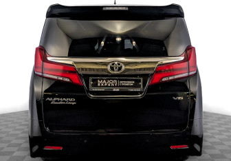 Подержанный автомобиль Toyota Alphard 2018 года (6 фото)