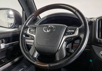 Подержанный автомобиль Toyota Land Cruiser Suv 2019 года (15 фото)
