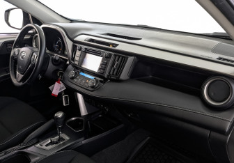 Подержанный автомобиль Toyota RAV4 2016 года (13 фото)