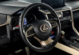 Подержанный автомобиль Lexus RX 2022 года (12 фото)