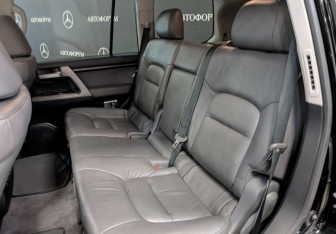 Подержанный автомобиль Toyota Land Cruiser Suv 2010 года (18 фото)