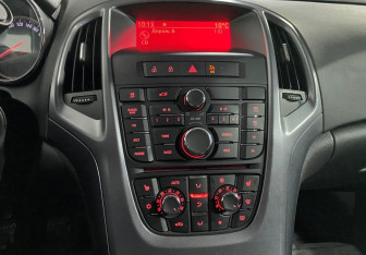 Подержанный автомобиль Opel Astra Sedan 2012 года (13 фото)