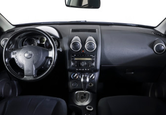 Подержанный автомобиль Nissan Qashqai 2008 года (12 фото)