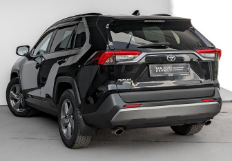 Подержанный автомобиль Toyota RAV4 2021 года (7 фото)