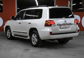 Подержанный автомобиль Toyota Land Cruiser Suv 2013 года (7 фото)