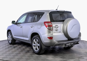 Подержанный автомобиль Toyota RAV4 2012 года (7 фото)