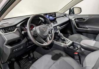 Подержанный автомобиль Toyota RAV4 2024 года (16 фото)