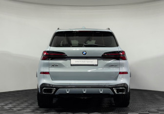 Подержанный автомобиль BMW X5 2025 года (4 фото)