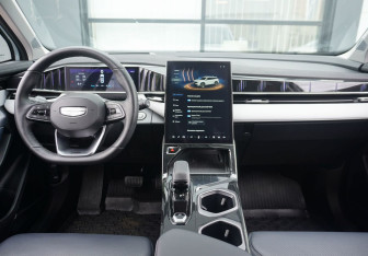 Подержанный автомобиль Geely Atlas 2024 года (12 фото)