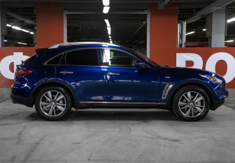 Подержанный автомобиль Infiniti QX70 2013 года (4 фото)
