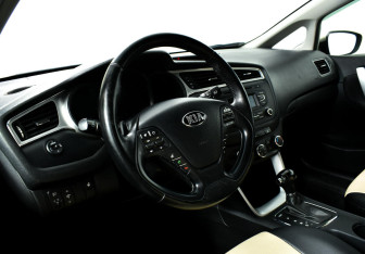 Подержанный автомобиль Kia Ceed Hatchback 2016 года (9 фото)