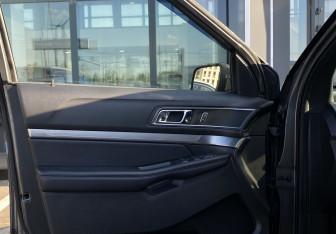 Подержанный автомобиль Ford Explorer 2018 года (19 фото)
