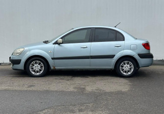 Подержанный автомобиль Kia Rio Sedan 2006 года (8 фото)
