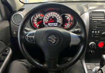 Подержанный автомобиль Suzuki Grand Vitara 2013 года (10 фото)