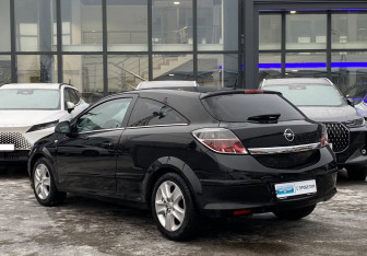 Подержанный автомобиль Opel Astra Hatchback 2010 года (7 фото)