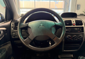 Подержанный автомобиль Mitsubishi Space Star Compactvan 2004 года (14 фото)