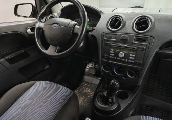 Подержанный автомобиль Ford Fusion 2008 года (10 фото)
