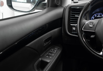 Подержанный автомобиль Mitsubishi Outlander 2018 года (13 фото)
