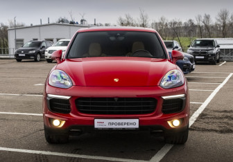 Подержанный автомобиль Porsche Cayenne 2015 года (3 фото)