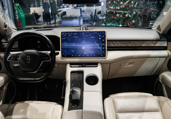 Подержанный автомобиль AITO M5 2023 года (11 фото)