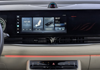 Подержанный автомобиль Voyah Dream 2022 года (17 фото)