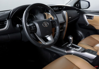 Подержанный автомобиль Toyota Fortuner 2017 года (14 фото)