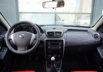 Подержанный автомобиль Nissan Terrano 2016 года (11 фото)