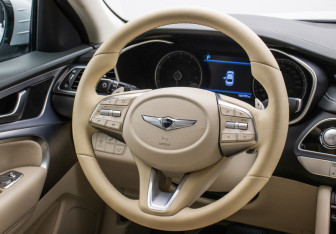 Подержанный автомобиль Genesis G70 2019 года (15 фото)
