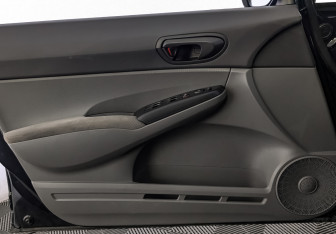 Подержанный автомобиль Honda Civic Sedan 2008 года (19 фото)