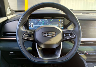 Подержанный автомобиль Geely Monjaro 2023 года (16 фото)