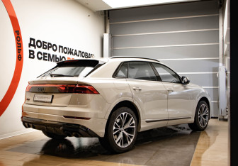 Подержанный автомобиль Audi SQ8 2024 года (4 фото)