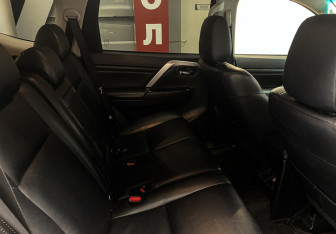 Подержанный автомобиль Mitsubishi Montero Sport 2022 года (8 фото)