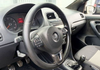 Подержанный автомобиль Volkswagen Polo Sedan 2012 года (9 фото)