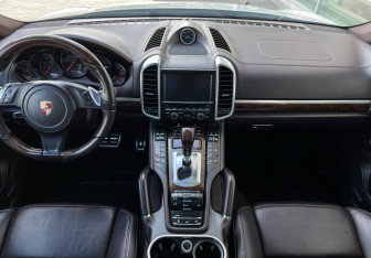 Подержанный автомобиль Porsche Cayenne 2012 года (12 фото)