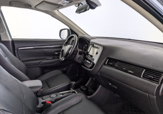 Подержанный автомобиль Mitsubishi Outlander 2016 года (13 фото)