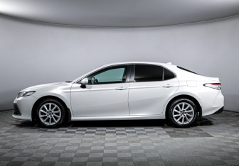 Подержанный автомобиль Toyota Camry Sedan 2021 года (8 фото)