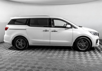 Подержанный автомобиль Kia Carnival 2019 года (4 фото)