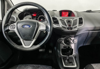 Подержанный автомобиль Ford Fiesta Hatchback 2011 года (12 фото)