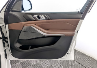 Подержанный автомобиль BMW X5 2020 года (27 фото)