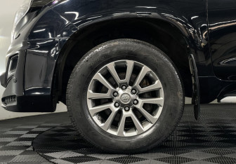 Подержанный автомобиль Toyota Land Cruiser Prado 2017 года (16 фото)