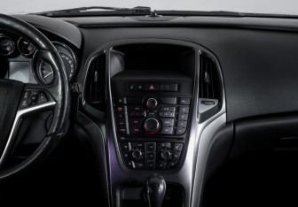 Подержанный автомобиль Opel Astra Hatchback 2012 года (13 фото)