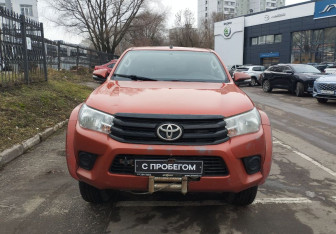 Подержанный автомобиль Toyota Hilux 2015 года (2 фото)