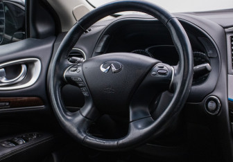 Подержанный автомобиль Infiniti QX60 2017 года (16 фото)