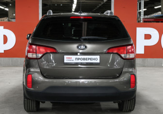 Подержанный автомобиль Kia Sorento 2017 года (6 фото)