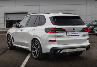Подержанный автомобиль BMW X5 2023 года (12 фото)